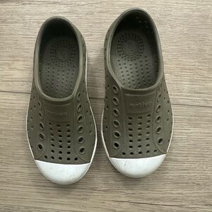 Native Jefferson slip on Kids Shoes olive green white 7 water outdoor pool beach